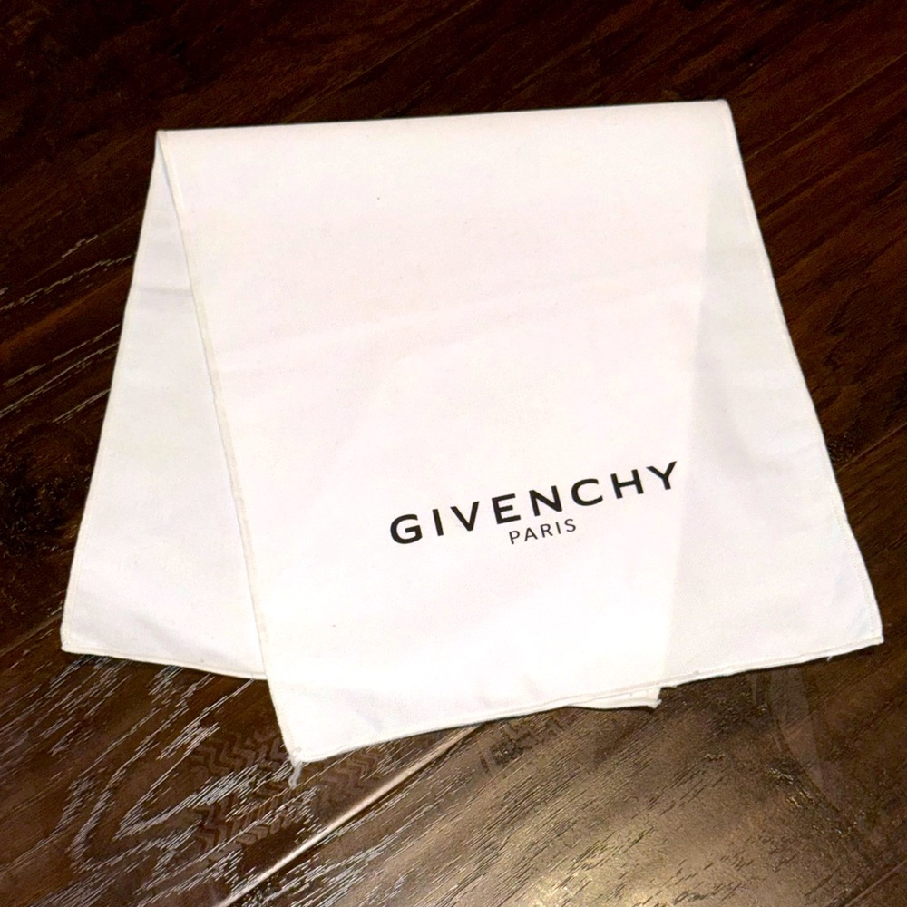 💟 Authentic Givenchy Short Table Runner